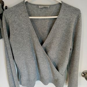 Grey Everlane cashmere sweater size M